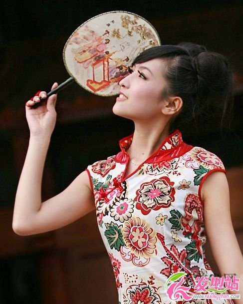 中國(guó)紅丫頭盤(pán)發(fā)發(fā)髻盡顯喜氣 中國(guó)紅丫頭盤(pán)發(fā)發(fā)髻盡顯喜氣