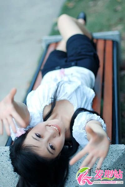 長發(fā)清新美女公園玩樂 長發(fā)清新美女公園玩樂