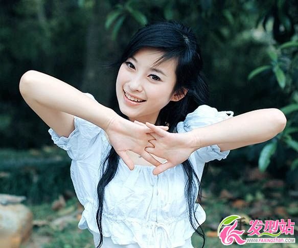 長(zhǎng)發(fā)清新美女公園玩樂 長(zhǎng)發(fā)清新美女公園玩樂