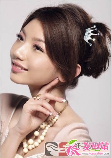 女生長發(fā)發(fā)型自己家中設(shè)計(jì) 女生長發(fā)發(fā)型自己家中設(shè)計(jì)