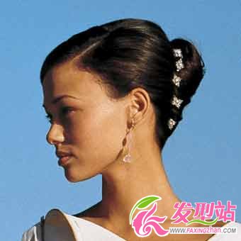 輕盈盤發(fā)打造高雅新娘L(fēng)ook