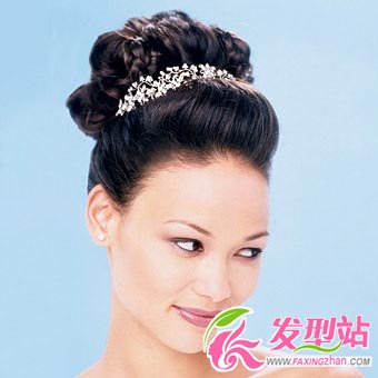 輕盈盤發(fā)打造高雅新娘L(fēng)ook