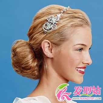 輕盈盤發(fā)打造高雅新娘L(fēng)ook