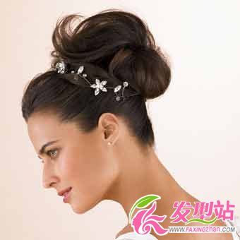 輕盈盤(pán)發(fā)打造高雅新娘L(fēng)ook
