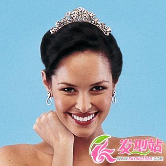 輕盈盤發(fā)打造高雅新娘L(fēng)ook