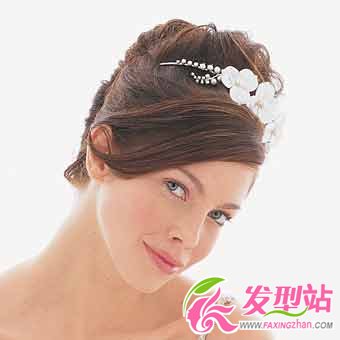 輕盈盤發(fā)打造高雅新娘L(fēng)ook