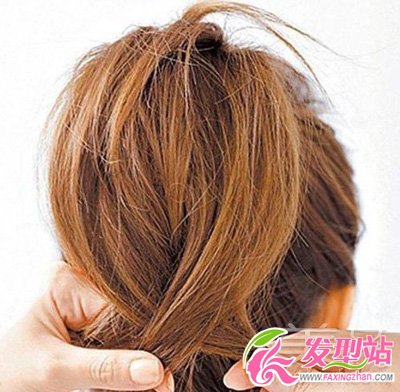 只需4步 長(zhǎng)直發(fā)花苞頭的扎法完全攻略
