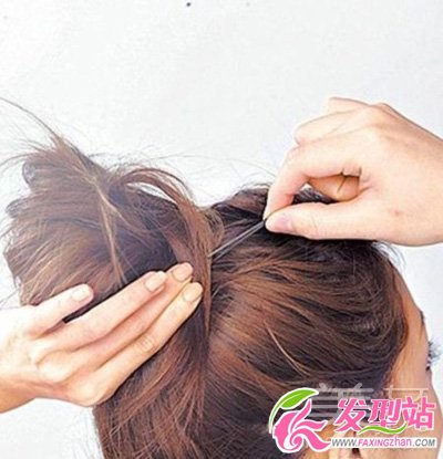 只需4步 長直發(fā)花苞頭的扎法完全攻略