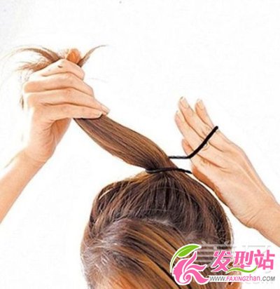 只需4步 長(zhǎng)直發(fā)花苞頭的扎法完全攻略