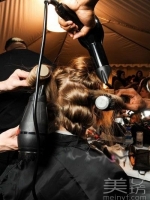 大牌設(shè)計(jì)師教你如何diy卷發(fā)發(fā)型