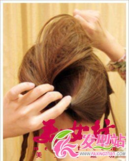 側(cè)編花苞頭 約會情人節(jié)最佳發(fā)型