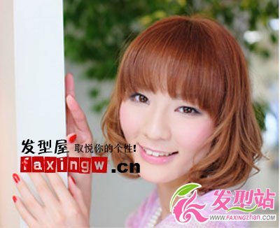 國(guó)字臉適合發(fā)型 讓你秋日擺脫大餅?zāi)? /></center>
<p>  中長(zhǎng)梨花頭搭配可愛(ài)輕薄感的齊劉海簡(jiǎn)直是絕配。</p>
<center><img width=