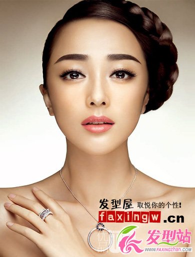 秦嵐最新雜志封面 淡雅氣質(zhì)盤(pán)發(fā)圖片