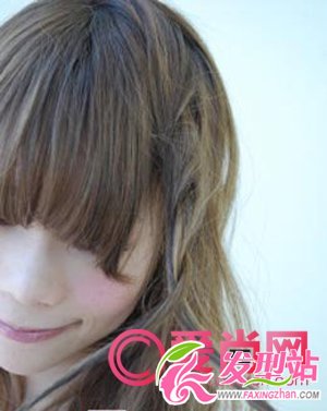 來(lái)自非主流卷發(fā)的時(shí)尚 非主流蓬松發(fā)型扎法步驟詳解