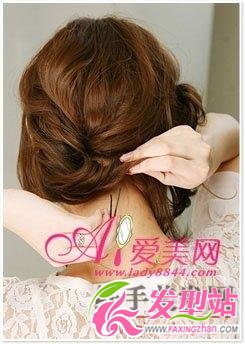 3步簡單春夏盤發(fā) 自然優(yōu)雅(組圖)