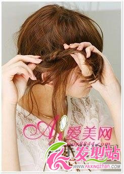 3步簡(jiǎn)單春夏盤發(fā) 自然優(yōu)雅(組圖)