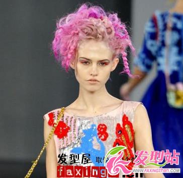 男生女生紫紅色頭發(fā)圖片 冬季想換發(fā)色都來看