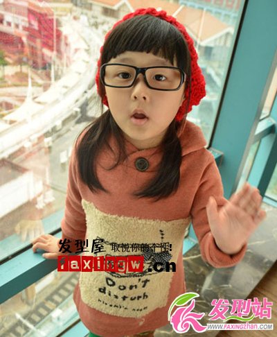 小女孩時(shí)尚可愛發(fā)型 圣誕小靚妞萌感出街