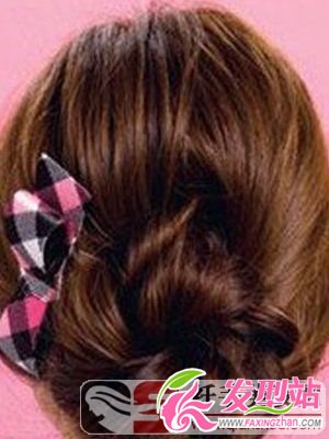 用蝴蝶結(jié)三步DIY溫柔低發(fā)髻 用蝴蝶結(jié)三步DIY溫柔低發(fā)髻