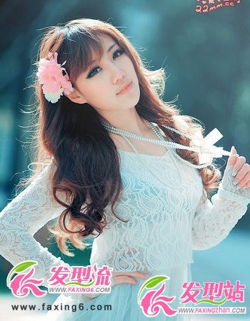 風(fēng)情女生長(zhǎng)卷發(fā)發(fā)型演繹