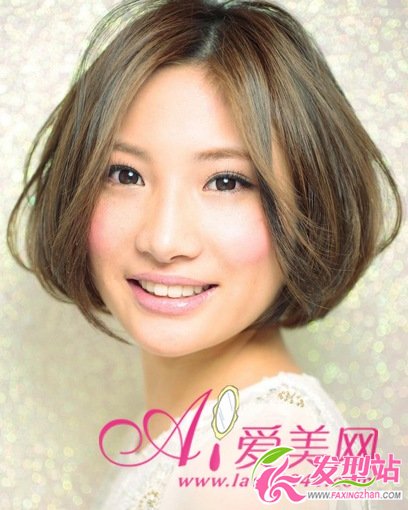 中分短發(fā)氣質(zhì)立顯 詮釋輕熟女風(fēng)范