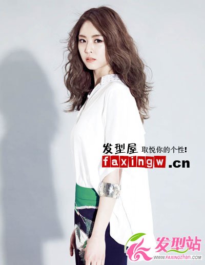 李妍熙時尚大片 干練魅力韓式蛋卷頭圖片