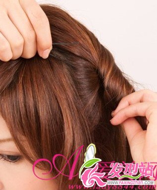 DIY韓式扎發(fā)教程 甜美優(yōu)雅兩兼?zhèn)?