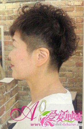 帶媽媽剪時(shí)尚短發(fā) 母親節(jié)創(chuàng)意禮物