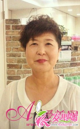 帶媽媽剪時(shí)尚短發(fā) 母親節(jié)創(chuàng)意禮物