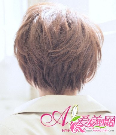 帶媽媽剪時(shí)尚短發(fā) 母親節(jié)創(chuàng)意禮物