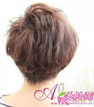 帶媽媽剪時(shí)尚短發(fā) 母親節(jié)創(chuàng)意禮物
