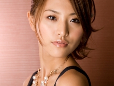 火熱夏天  清爽又撫媚的盤(pán)發(fā)發(fā)型推薦