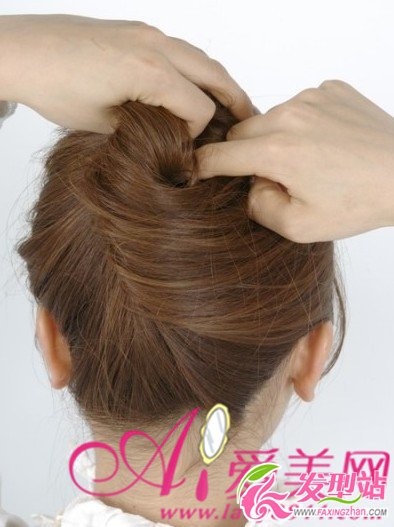扭出時(shí)尚氣質(zhì) 簡(jiǎn)單盤發(fā)發(fā)髻教程