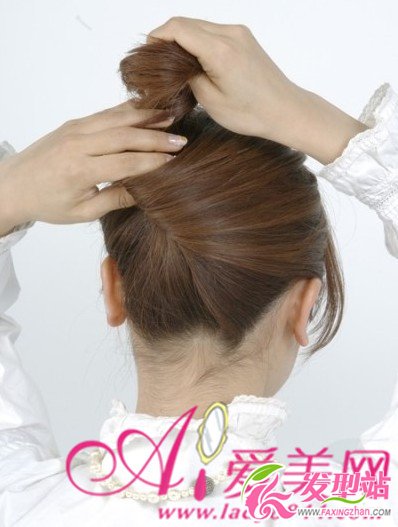 扭出時(shí)尚氣質(zhì) 簡(jiǎn)單盤發(fā)發(fā)髻教程