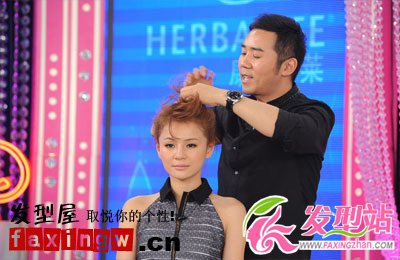 跟美麗俏佳人大師偷學(xué)雜志明星發(fā)型