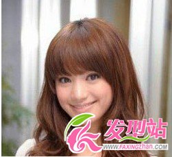 6款夏季劉海卷發(fā)發(fā)型 增添流行時(shí)尚新魅力