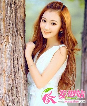 微卷長(zhǎng)發(fā)為十月增添隨性美