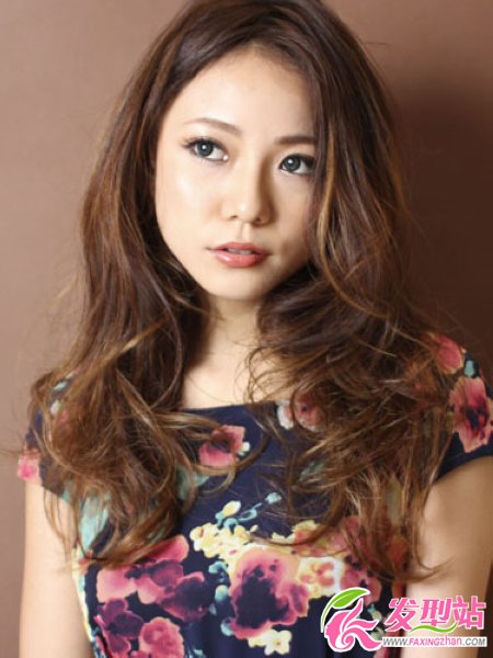 成熟女人味長(zhǎng)卷發(fā)發(fā)型