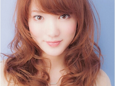 百變的卷發(fā)造型 可愛的直劉海讓你更時(shí)尚