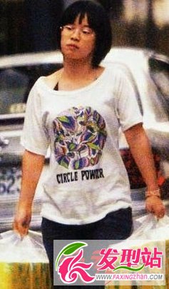 阿信的女朋友蛋蛋妹外出采購素顏圖