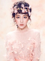 凸顯經(jīng)典與時尚的發(fā)型 浪漫甜美縈繞的新娘