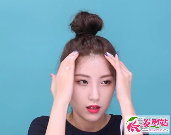 發(fā)量少必學(xué)!簡單兩招綁出充滿朝氣又大顆的丸子頭 丸子頭的扎法圖解