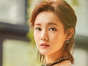 李一桐時尚短發(fā)街拍 造型百變盡顯靈氣 李一桐時尚短發(fā)街拍 造型百變盡顯靈氣