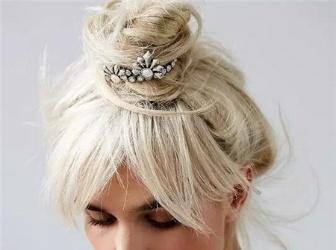 個(gè)性沖天丸子頭 顯高扎發(fā)設(shè)計(jì) 時(shí)尚發(fā)型教程 個(gè)性沖天丸子頭 顯高扎發(fā)設(shè)計(jì) 時(shí)尚發(fā)型教程