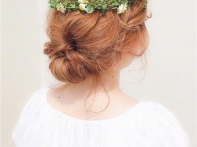 鮮花優(yōu)雅盤發(fā) 打造唯美田園風(fēng)