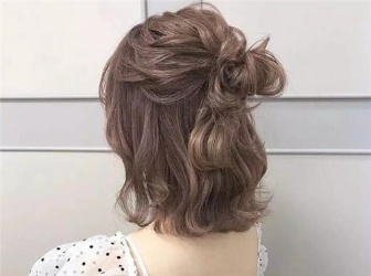 紅紅火火半扎丸子頭 今年依然風(fēng)靡時(shí)尚圈 紅紅火火半扎丸子頭 今年依然風(fēng)靡時(shí)尚圈