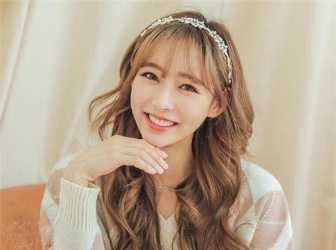 網(wǎng)紅人氣女生卷發(fā) 韓式氣質(zhì)卷發(fā)正紅 網(wǎng)紅人氣女生卷發(fā) 韓式氣質(zhì)卷發(fā)正紅