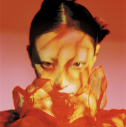 倪妮無眉造型 大膽前衛(wèi)又個性