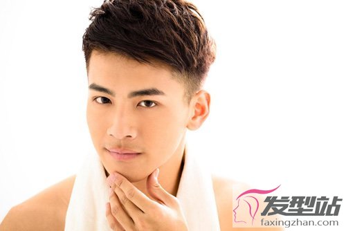 男生帥爆款小卷燙發(fā)大全 高人氣的短燙頭發(fā)示范