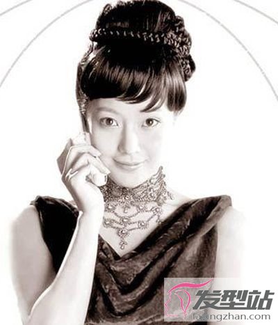 黑色梨花頭發(fā)燙什么好看 中長黑色燙發(fā)發(fā)型圖片